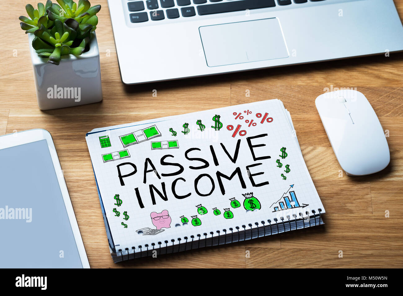 Passives Einkommen Wörter in Notepad am Schreibtisch Stockfoto