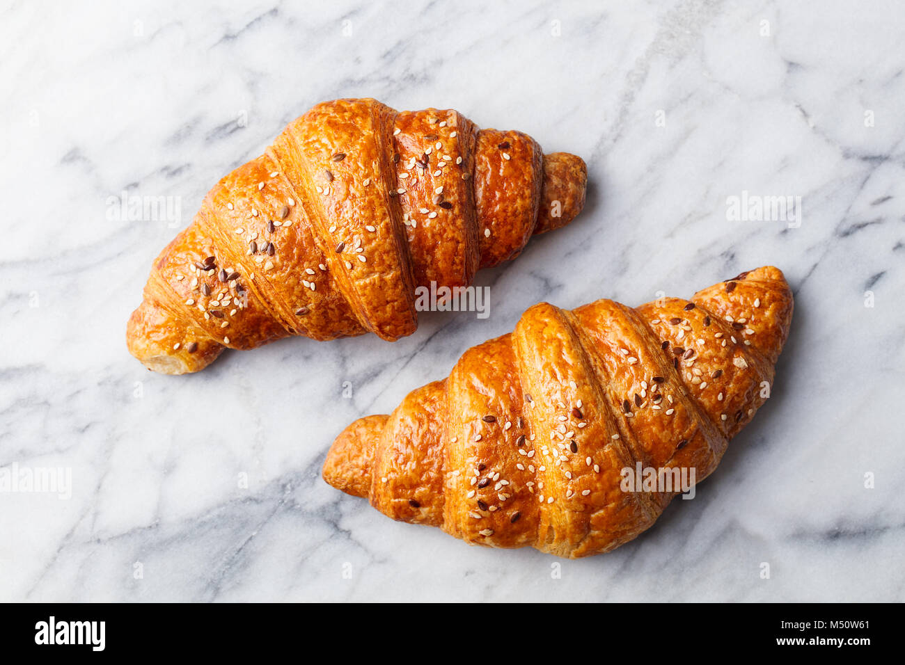 Croissants auf Marmor tisch. Traditionelle französische Backwaren. Ansicht von oben. Stockfoto