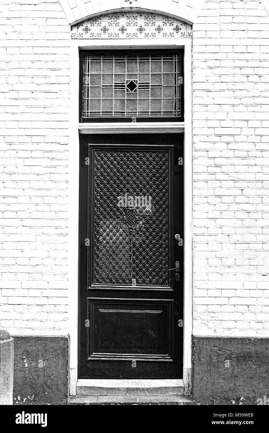 Niederländische Tür mit glasierten Fliesen Stockfoto