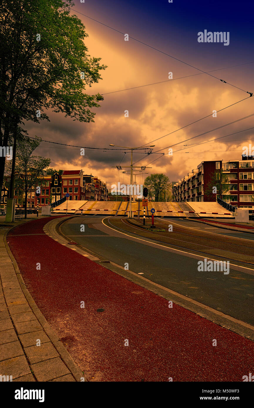 Zugbrücke in einem halb offenen Position in Amsterdam Stockfoto