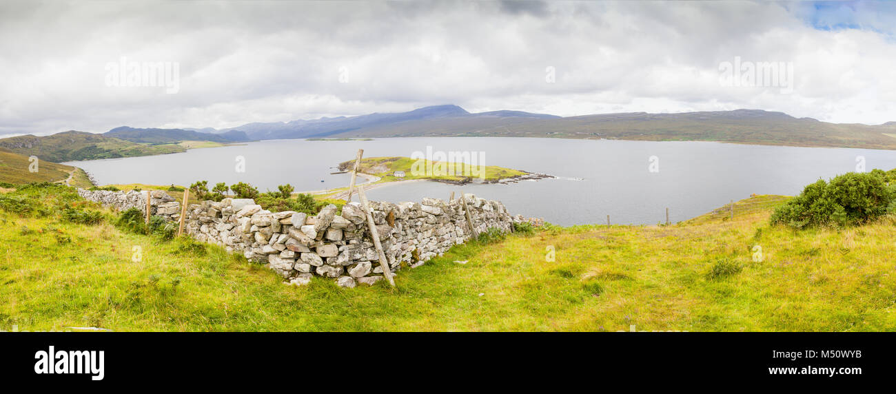 Schottisches Panorama mit Blick auf den See und die Insel im Sommer Stockfoto