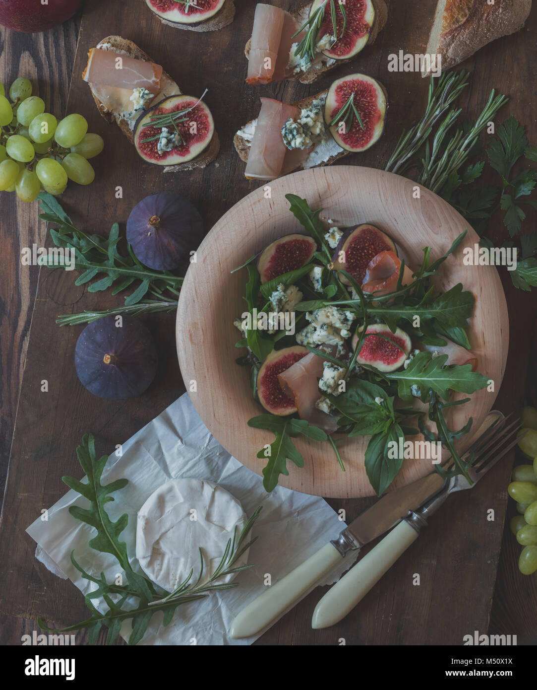 Einfache Diät Salat mit Rucola, Feigen und Blauschimmelkäse Stockfoto