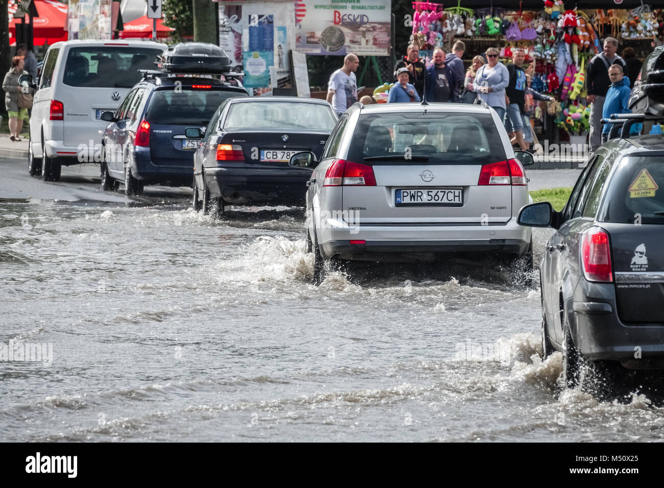 Autos auf einer überfluteten Straße Stockfoto