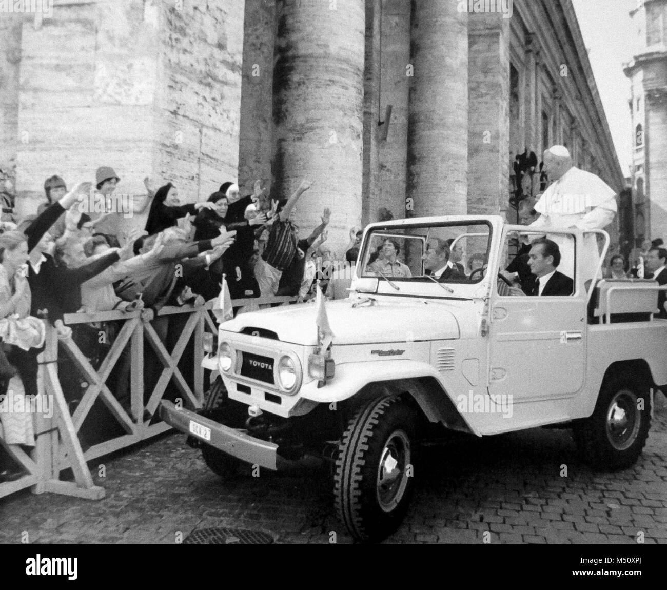 Papst Johannes Paul II. auf dem Toyota Land Cruiser" während einer Anhörung. Seit den ersten Tagen seines Pontifikats, der neue Papst hat die Verwendung des weißen Toyota, die bereits von Papst Paul VI. Seit 1975 verwendet wiederbelebt Stockfoto