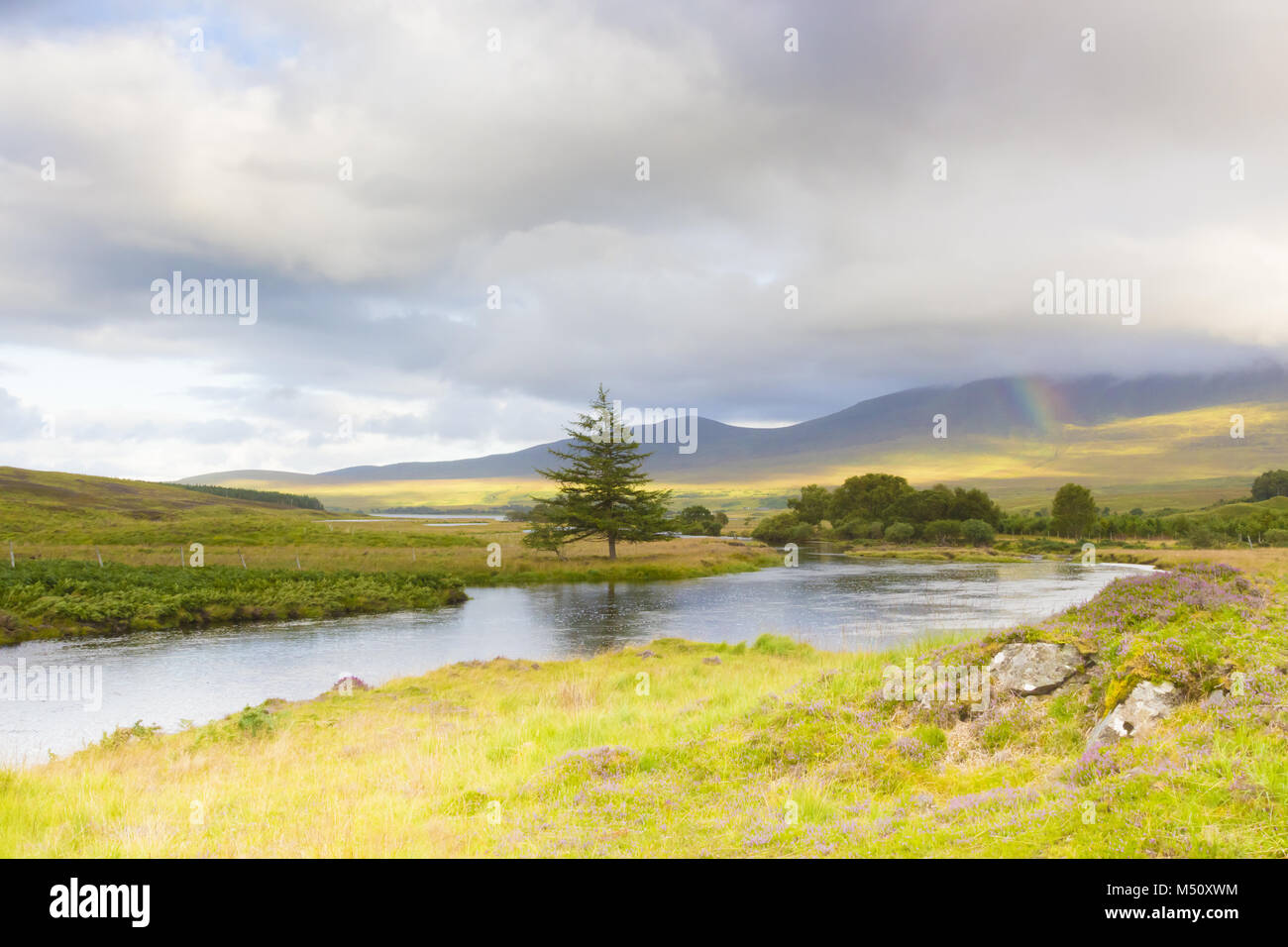 Scottish Highland Panorama mit Blick auf den Fluss und Rainbow Stockfoto
