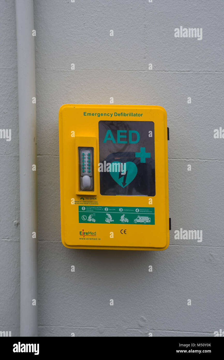 Defibrilator an der Wand am Hafen von Aberaeron West Wales Stockfoto