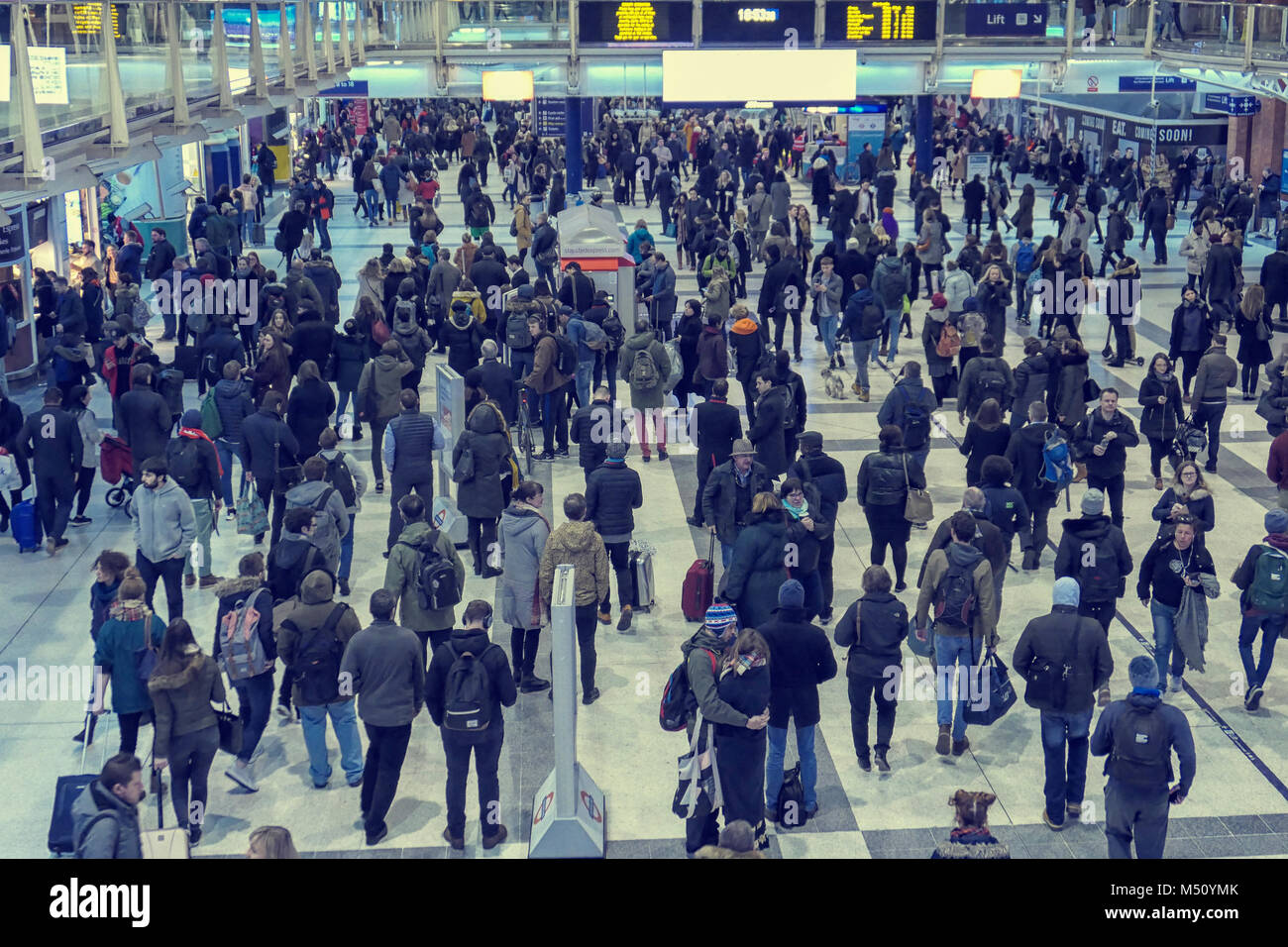 LONDON, Großbritannien - 9. FEBRUAR 2018: In Liverpool Station in London und die Menschen um das Hetzen von oben gesehen Stockfoto