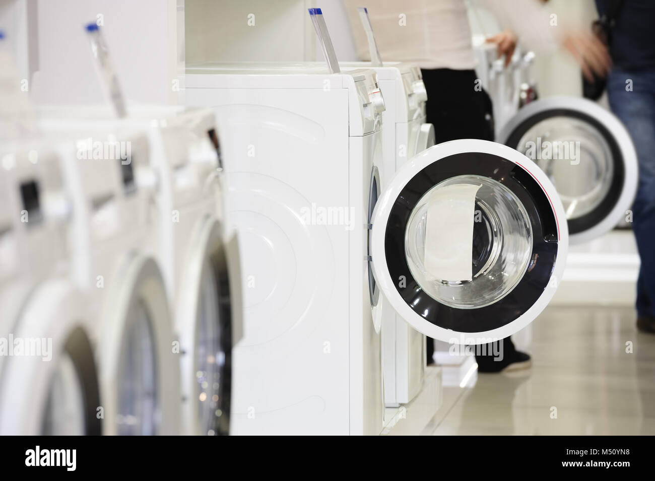 Waschmaschinen im Gerät speichern und Defokussierten Käufer Stockfoto