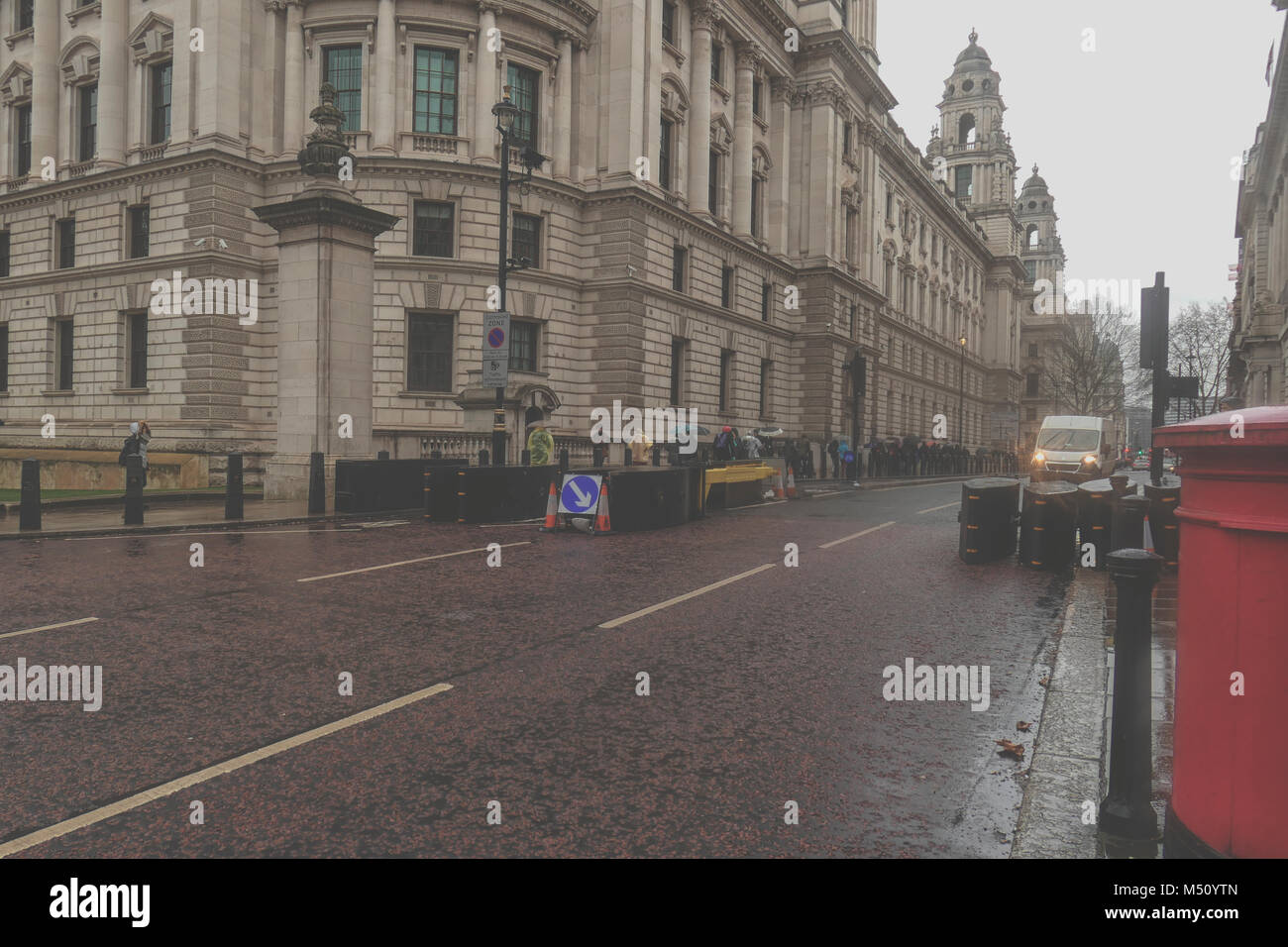 LONDON, UK, 10. Februar 2018: Pendler und Touristen durch den Regen in London kämpfen Stockfoto