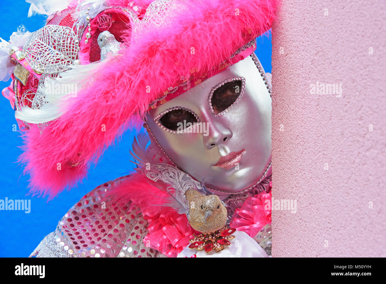 Nahaufnahme einer Dame in einem traditionellen rosa Kostüm während der Karneval von Venedig (Carnevale di Venezia) in Burano (Venedig), Italien Stockfoto