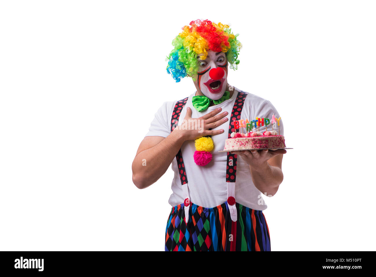 Lustiger Clown mit einer Geburtstagstorte isoliert auf weißem Hintergrund Stockfoto