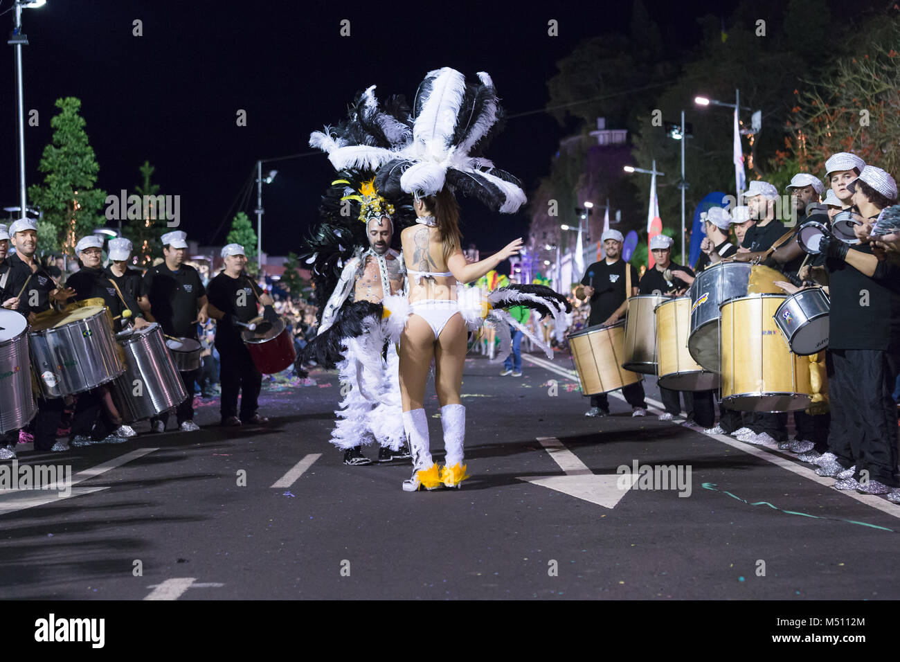 FUNCHAL, PORTUGAL - Februar 9, 2018: Teilnehmer der Insel Madeira Karneval tanzen in der Parade in der Stadt Funchal, Madeira, Portugal. Stockfoto