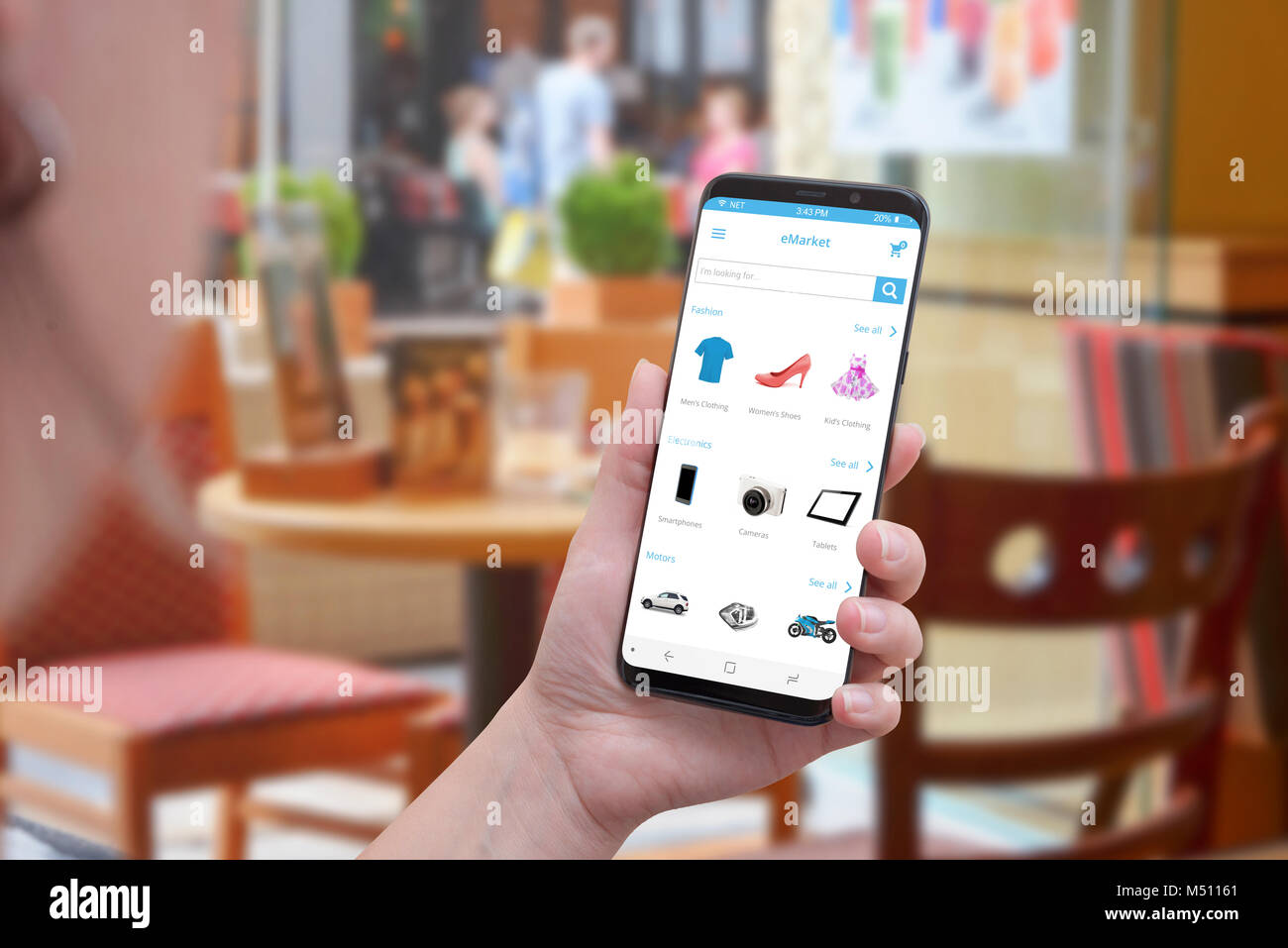 Online Shopping mit Smart Phone. Frau, die Smart Phone. Coffee Shop im Hintergrund. Stockfoto