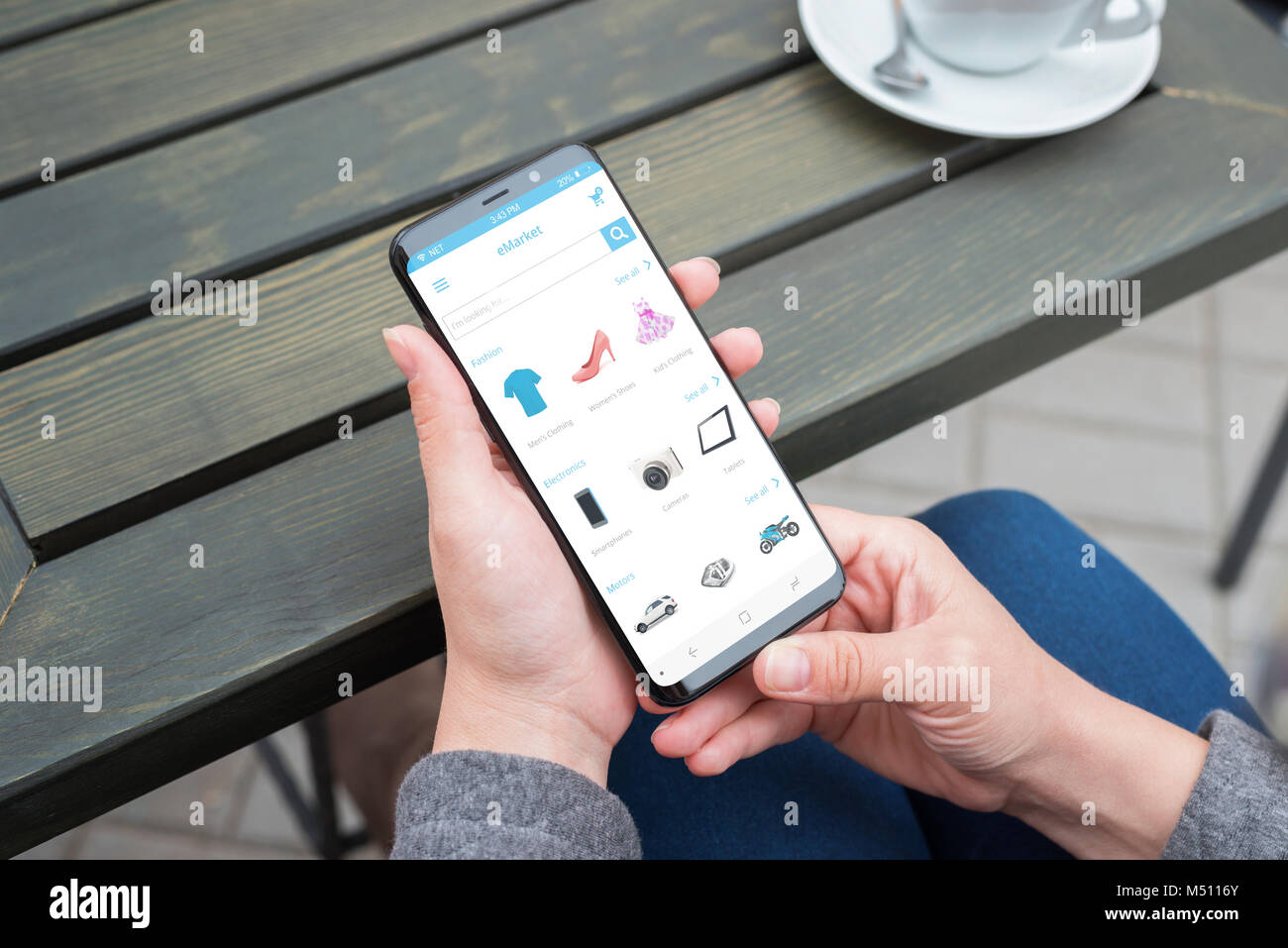 Web shop auf moderne smart phone mit runden Kanten in der Frau die Hände. Stockfoto