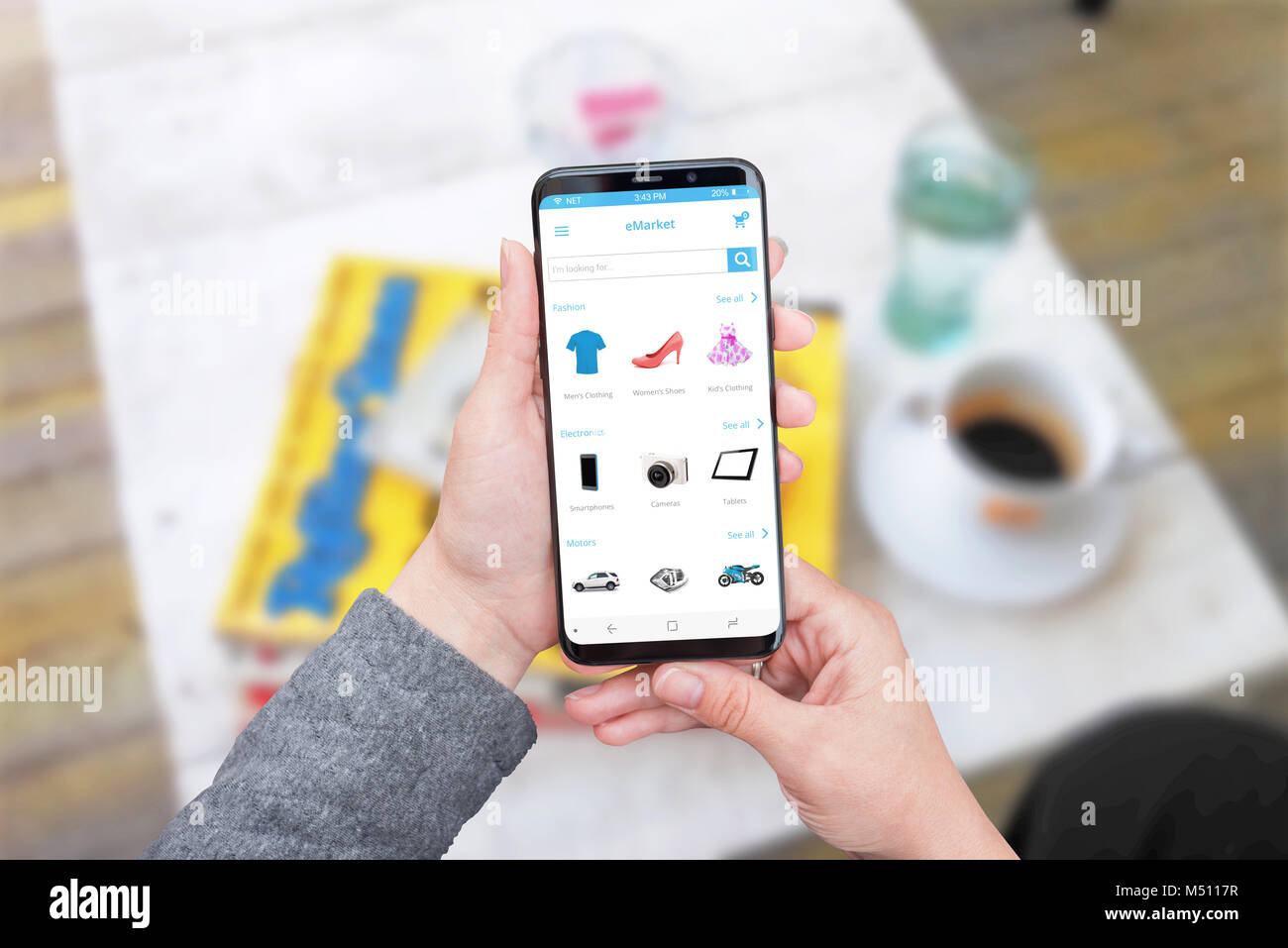 Online Store Website oder App auf moderne smart phone Screen mit runden Kanten. Coffee Shop im Hintergrund. Stockfoto