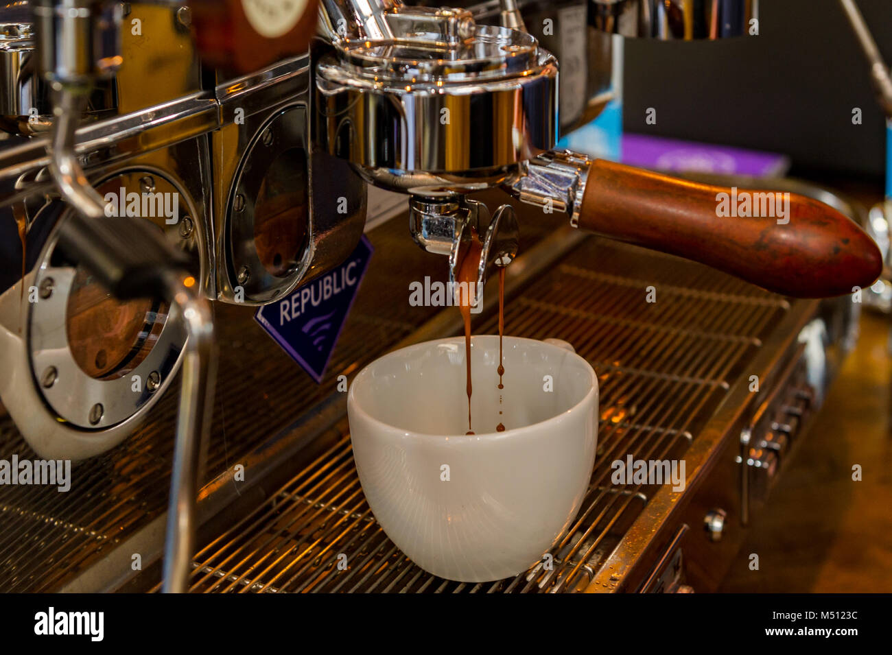 Tasse Kaffee durch eine professionelle Kaffeemaschine in Irland hergestellt wird. Stockfoto