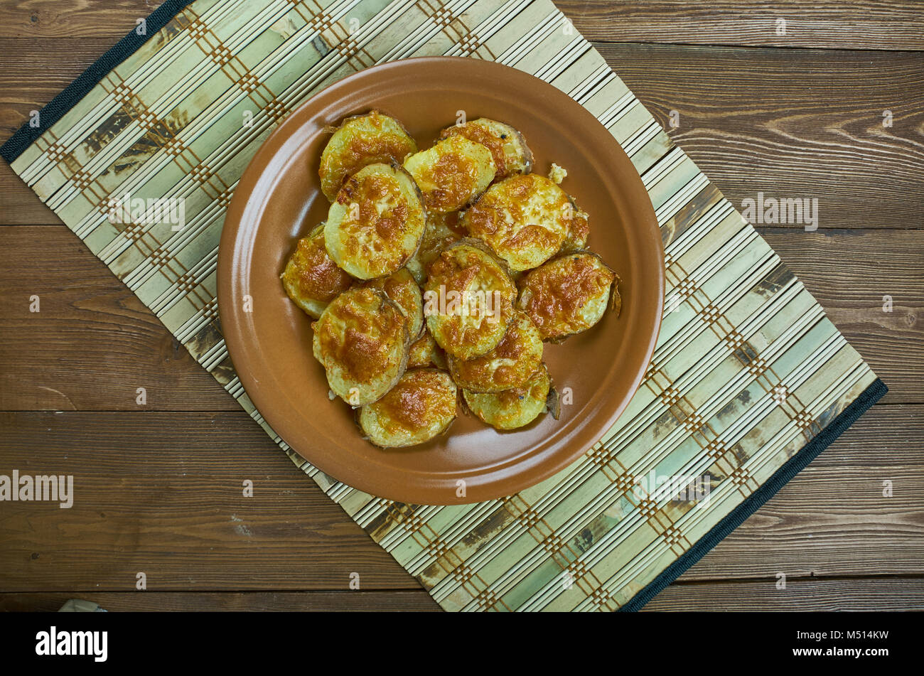 Parmesan Knoblauch gebratene Baby Kartoffeln Stockfoto