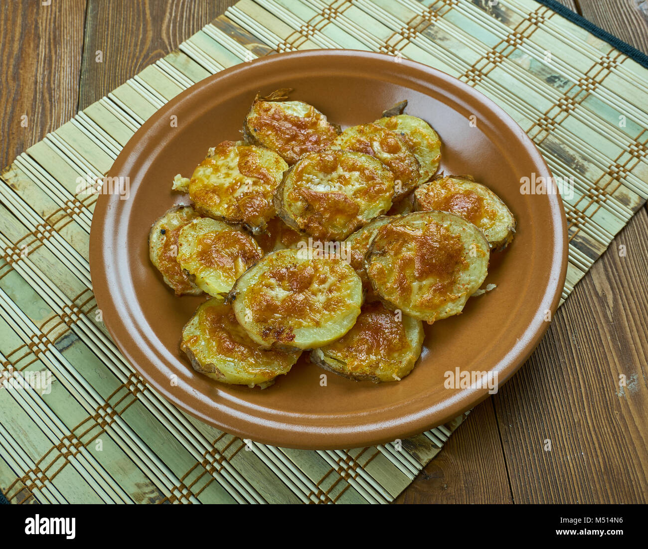 Parmesan Knoblauch gebratene Baby Kartoffeln Stockfoto