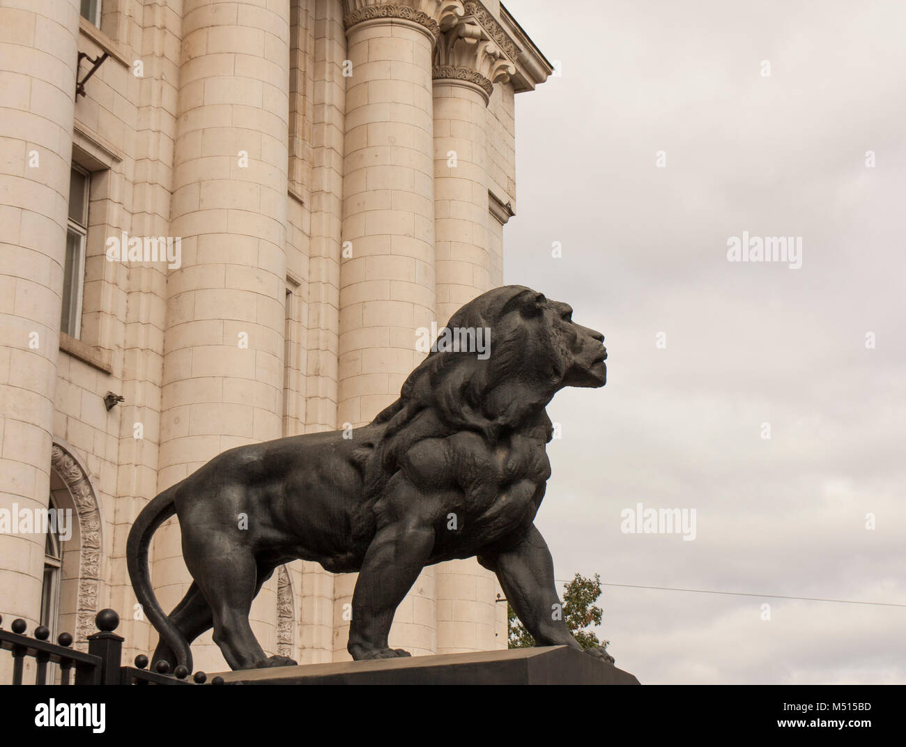 SOFIA, Bulgarien - Oktober 09, 2017: Lion Skulptur in der Nähe der Kammer, 1941 Jahr Stockfoto