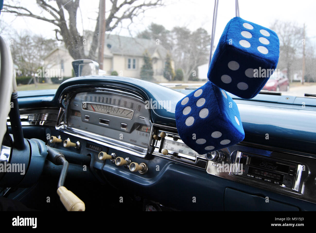 Würfel hängen von der Spiegel eines blauen, antike Ford Fairlane car Stockfoto