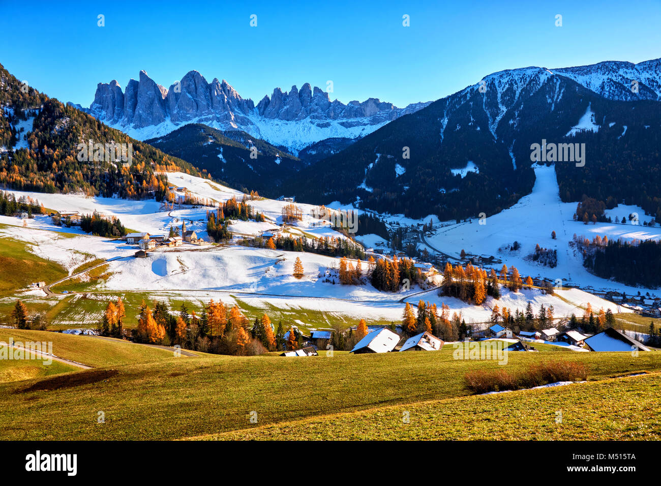 Panoramablick auf das Dorf St. Maddalena, Dolomiten, Italien Stockfoto