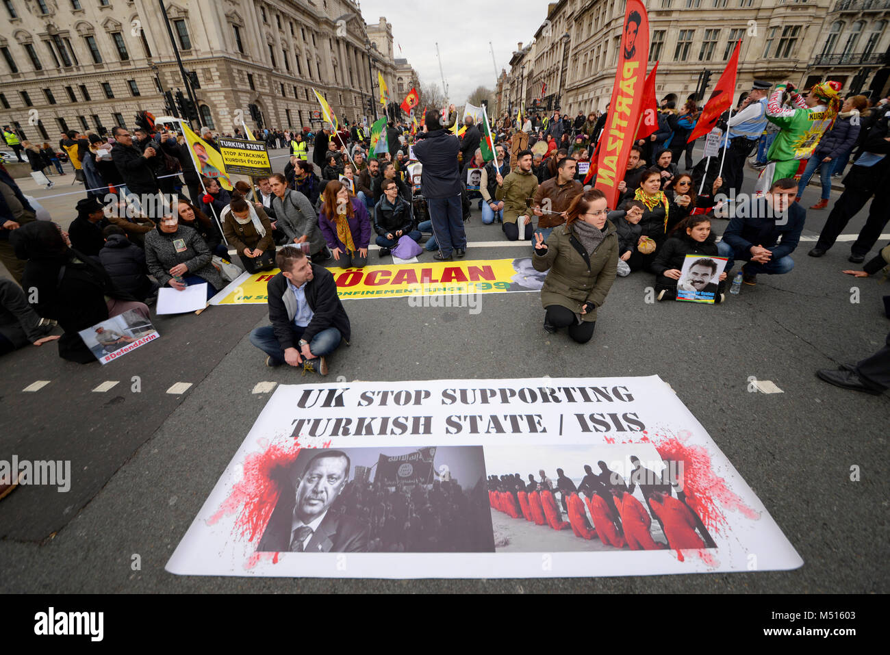 Setzen Sie sich gegen das Parlament. Demonstration gegen mutmaßliche türkische Kriegsverbrechen in Afrin, einer kurdischen Stadt in Syrien. London, Großbritannien. Verteidige Afrin-Demonstranten Stockfoto