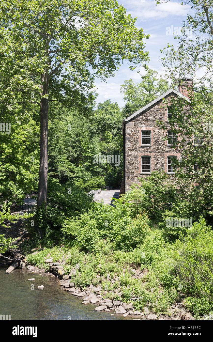 BRONX, NY, USA - Juni 9, 2017: New York Botanical Garden. Stone Mill Gebäude ist ein nationales und historisches Wahrzeichen erbaut im Jahre 1840, im Jahre 2010 restauriert. Stockfoto