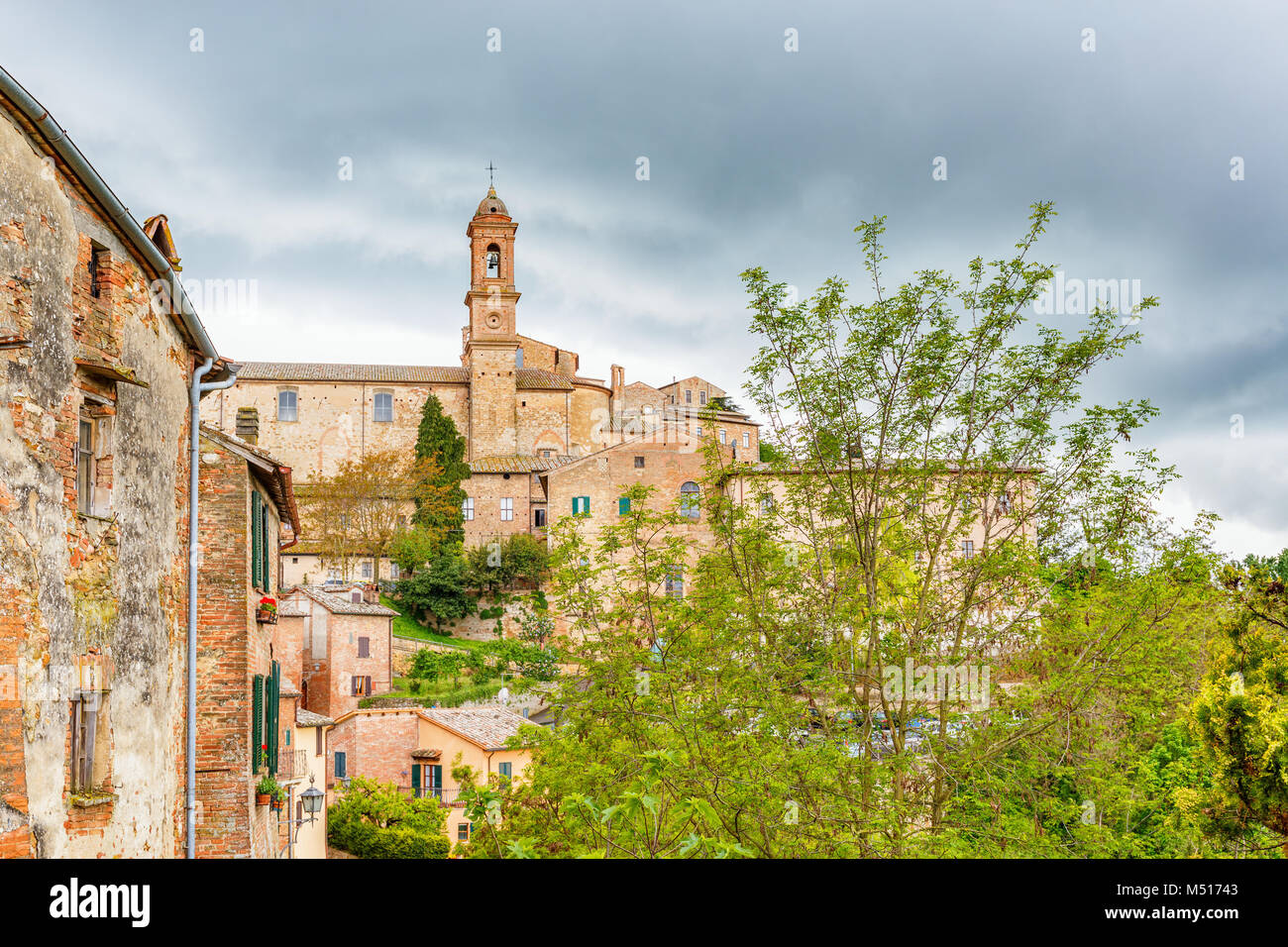 Alte italienische ländliche Dorf auf einem Hügel Stockfoto