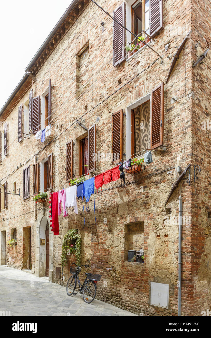 Italienische Gasse mit hängenden Wäsche- und ein geparktes Fahrrad Stockfoto