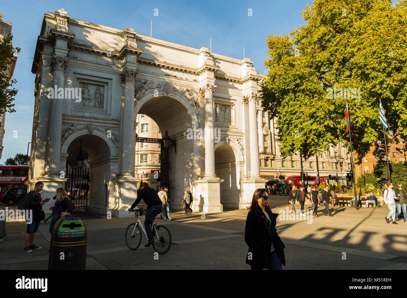 London, England - 25. Oktober 2017: Menschen auf der Straße in der Nähe des Marble Arch, Monument, das nach dem Vorbild der Konstantinsbogen in Rom und Arc d'Triumph i Stockfoto