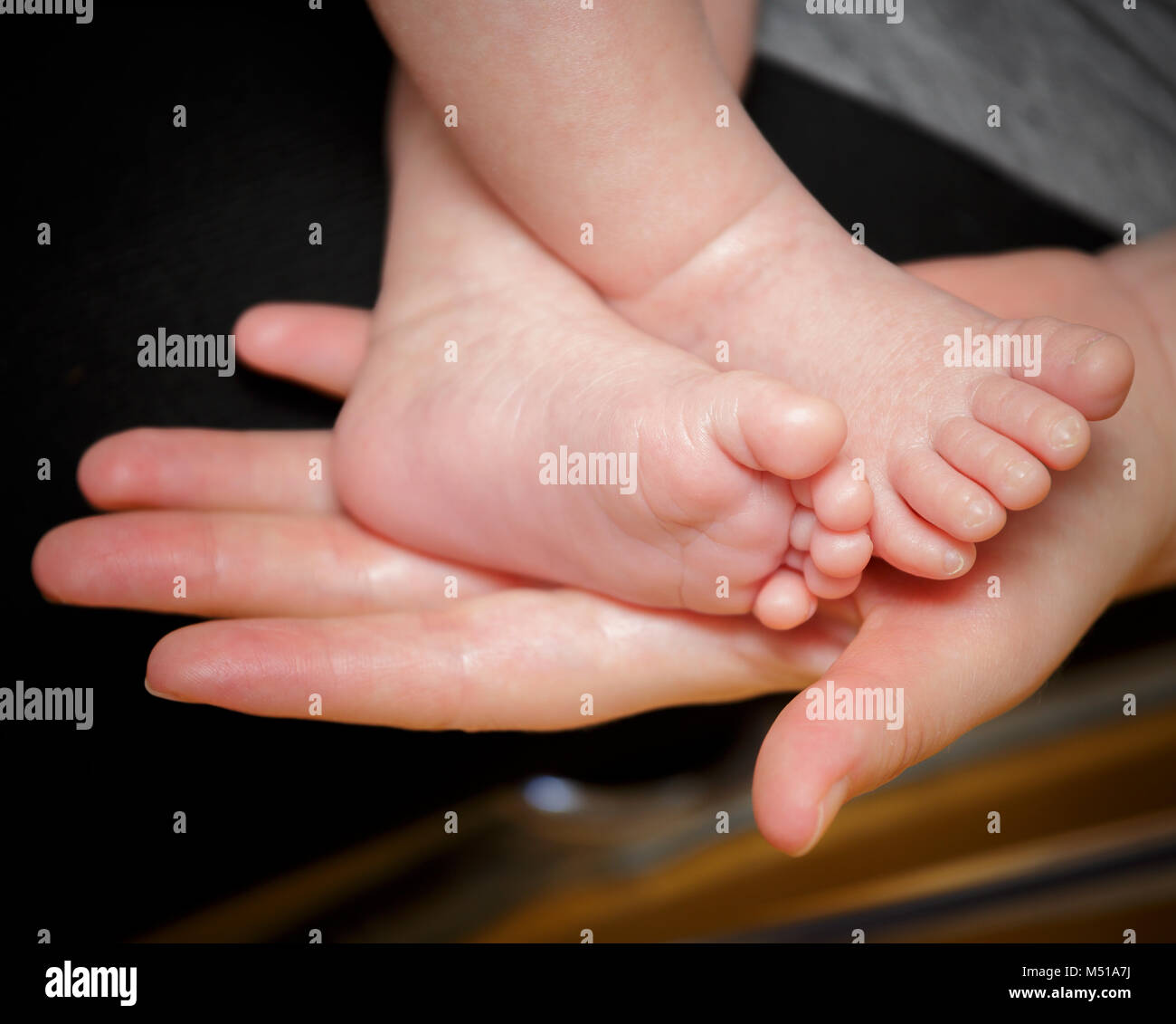 Füße von neugeborenen Babys in der Hand der Mutter. 'S Sweet Baby Füße Stockfoto