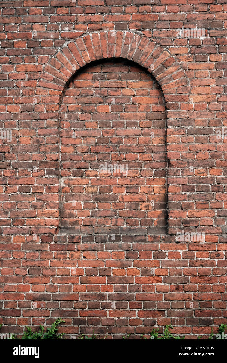 Alte Mauer von Backstein mit runden falsch arch Stockfoto