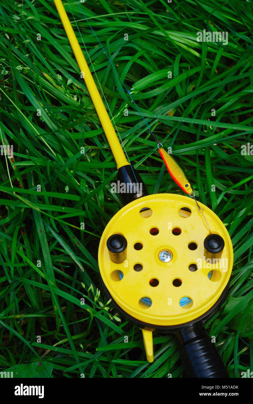 Angelrute mit gelben Haspel Stockfoto