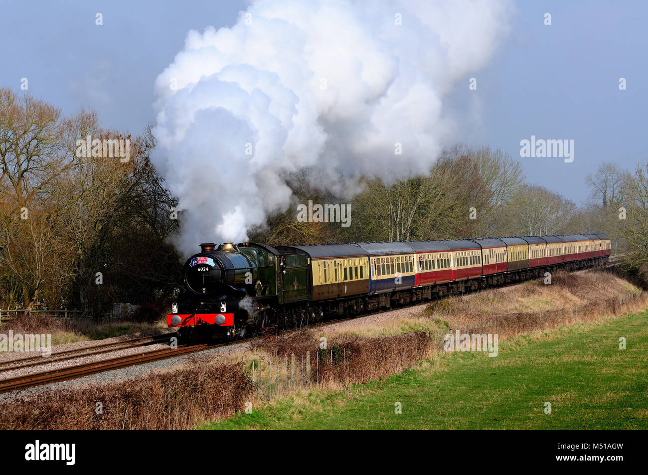 Help4Heroes Sonderzug, gezogen von der GWR Lok Nr. 6024 King Edward 1, vorbei an Langley Crossing, Chippenham, 1.. März 2012. Stockfoto