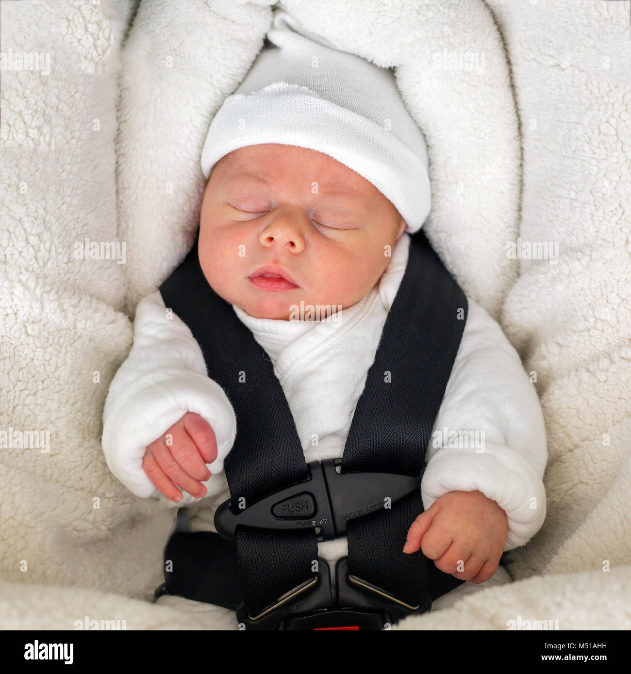 Neugeborenes Baby schlafen in komfortablen Autositz. Die Sicherheit von Kindern. Stockfoto