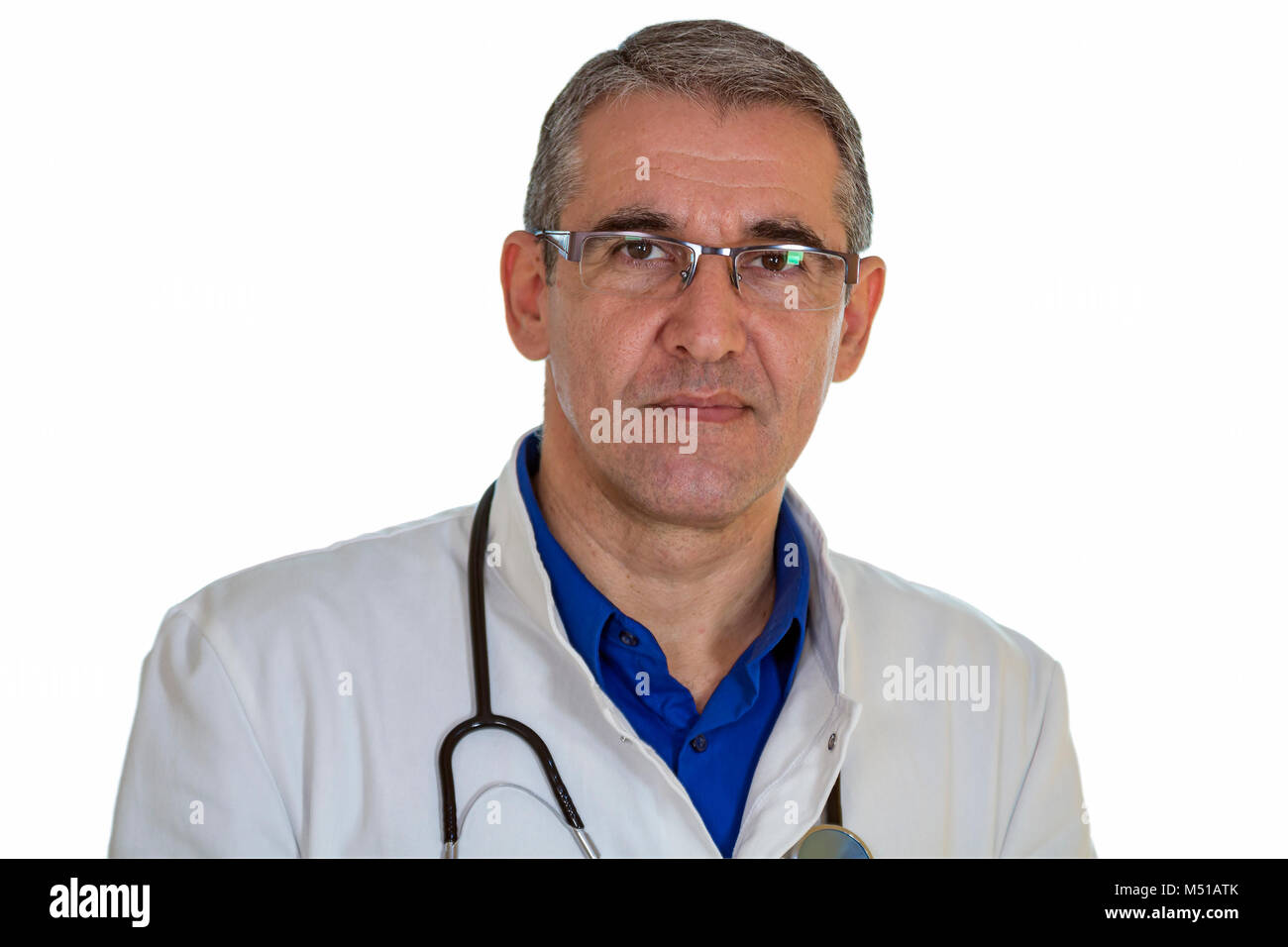 Im mittleren Alter Doktor mit Stethoskop Über weißen Hintergrund. Portrait von zuversichtlich Arzt mit Stethoskop suchen glücklich. Stockfoto