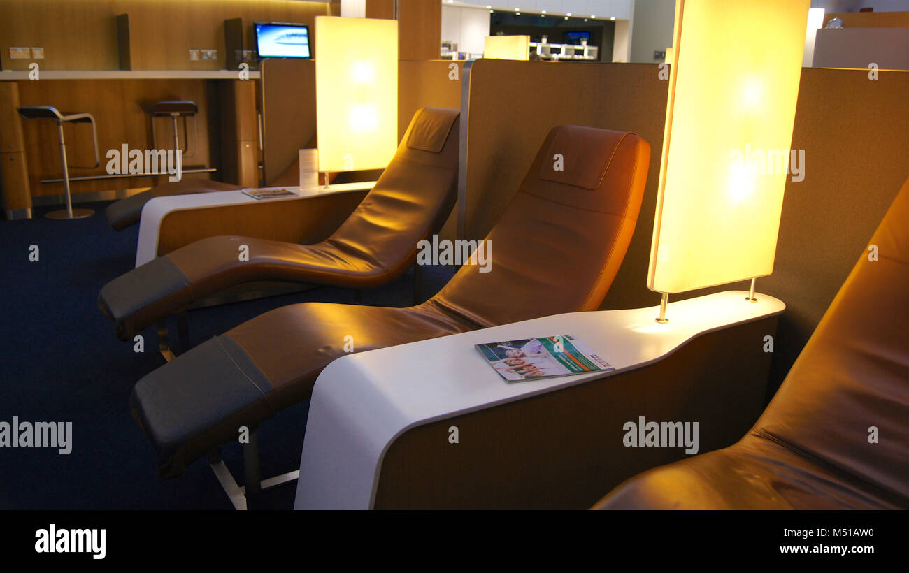 DUBAI, VEREINIGTE ARABISCHE EMIRATE - April 4th, 2014: Der Lufthansa Senator Business Lounge am Internationalen Flughafen Dubai DXB. Die deutsche Fluggesellschaft ist ein Mitglied der Star Alliance Stockfoto