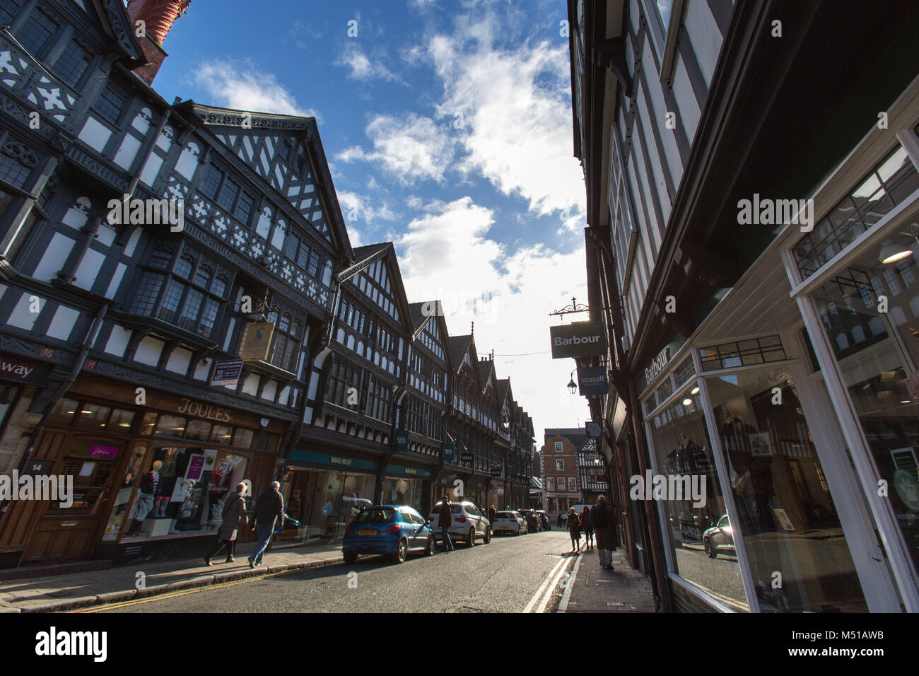 Stadt Chester, England. Malerische Aussicht auf Geschäfte und Fußgängern in Chester St. Werburgh Street. Stockfoto