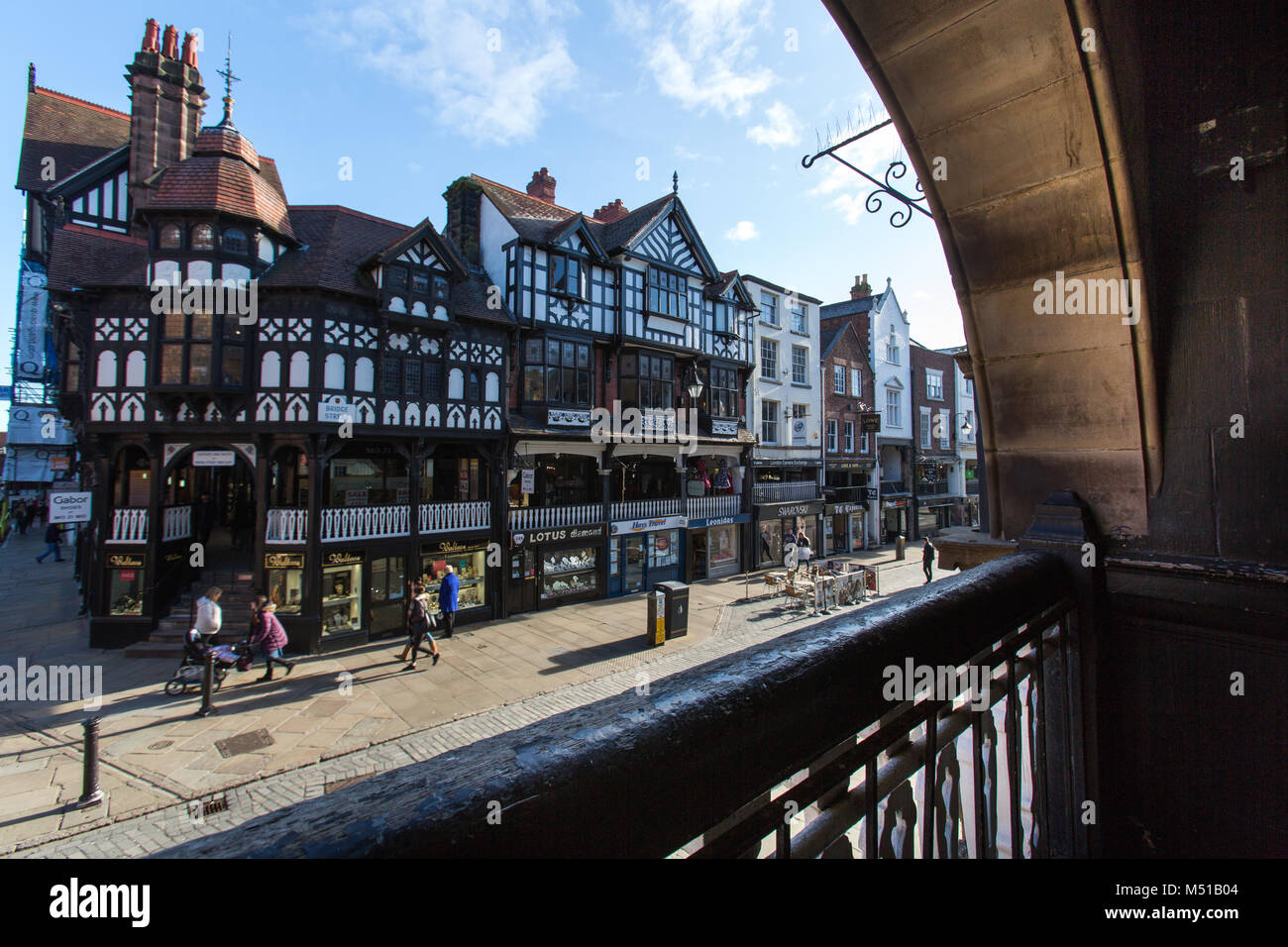 Stadt Chester, England. Malerische Ansicht von Chester's Zeilen, Geschäfte und Fußgänger an der Kreuzung der Bridge Street und das Eastgate Street. Stockfoto