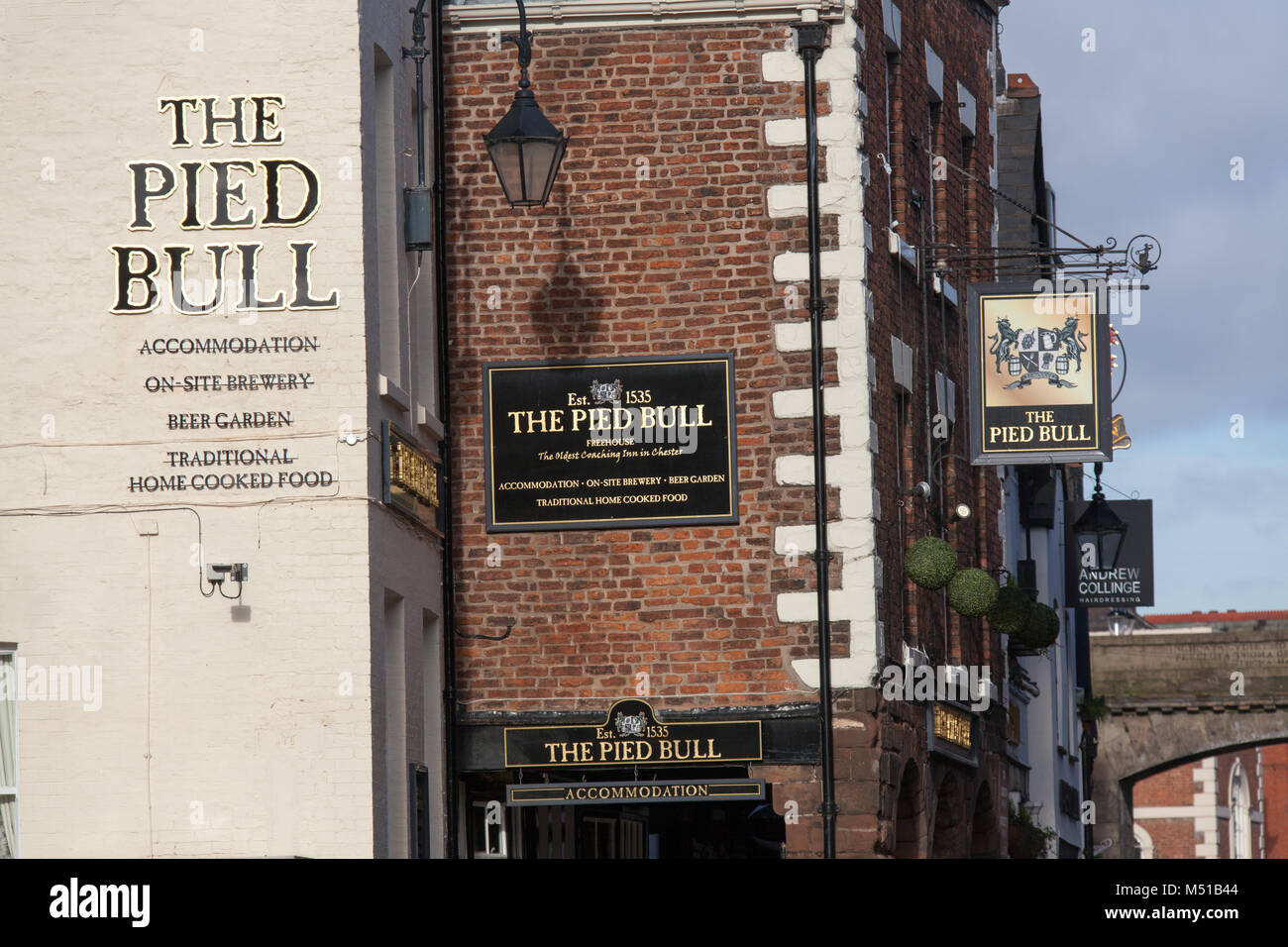 Stadt Chester, England. Malerische Ansicht des Pied Bull Hotel, Pub und Restaurant auf Chester Northgate Street. Stockfoto