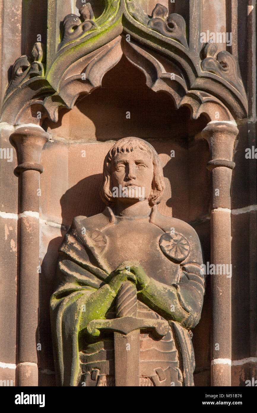 Stadt Chester, England. Malerische Nahaufnahme der St George Skulptur in Memorial cross Chester Cathedral eingebettet. Stockfoto