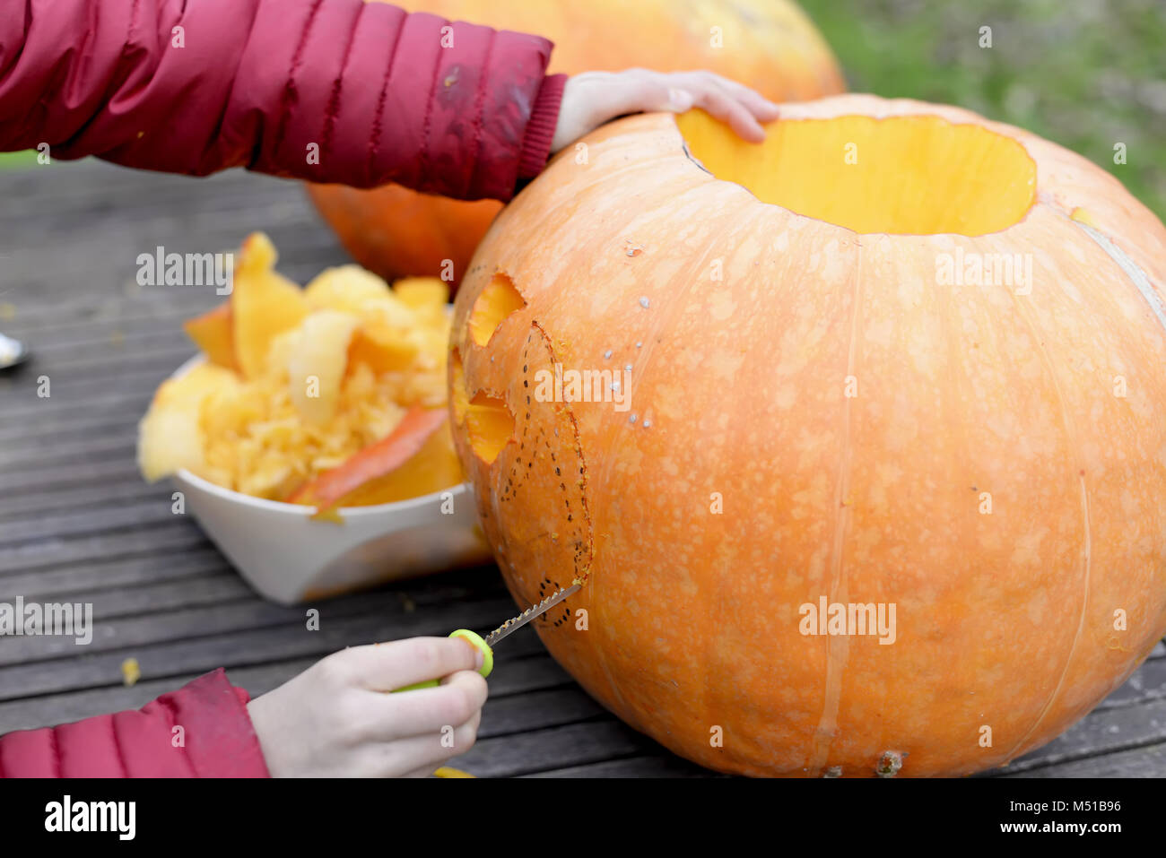 Mädchen machen Halloween Kürbis Stockfoto