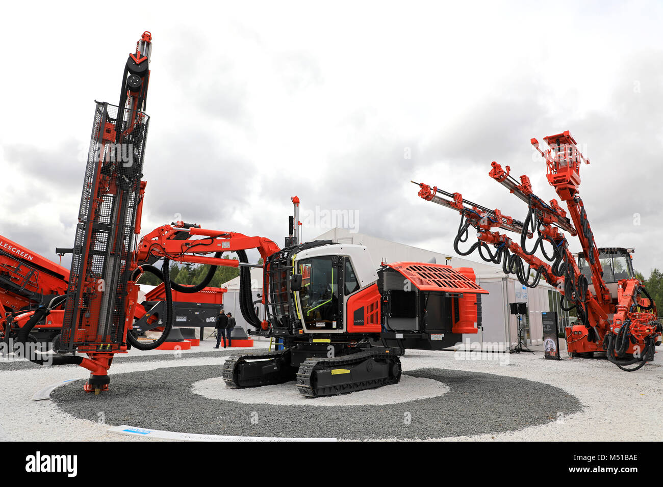 HYVINKAA, Finnland - 8 September, 2017: Sandvik Mining Equipment, im Zentrum Ranger DX800i Oberfläche top hammer Bohrgerät und rechts, 3-boom Tunneling Stockfoto