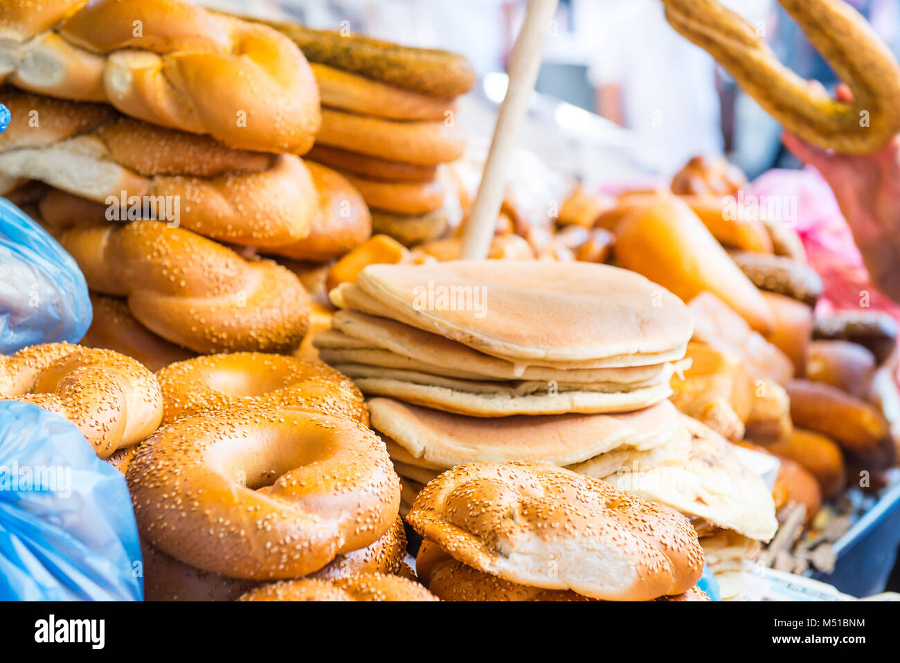 Frische traditionelle jüdische Gebäck - Brötchen, Challah, Pitta Brot für Schabbat auf Tel Aviv Marktplatz. Selektive konzentrieren. Platz für Text Stockfoto