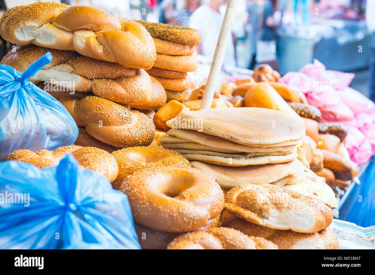 Frische traditionelle jüdische Gebäck - Brötchen, Challah, Pitta Brot für Schabbat auf Tel Aviv Marktplatz. Selektive konzentrieren. Platz für Text Stockfoto