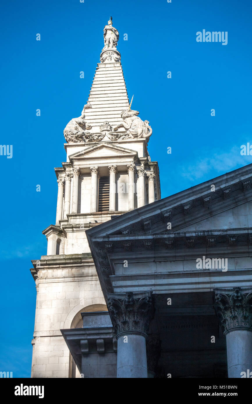 Historische, 18. Jahrhundert, St. George's, die Pfarrkirche von Bloomsbury (christlichen Glaubens), mit der abgestuften Turm. London WC1A, England, UK. Stockfoto