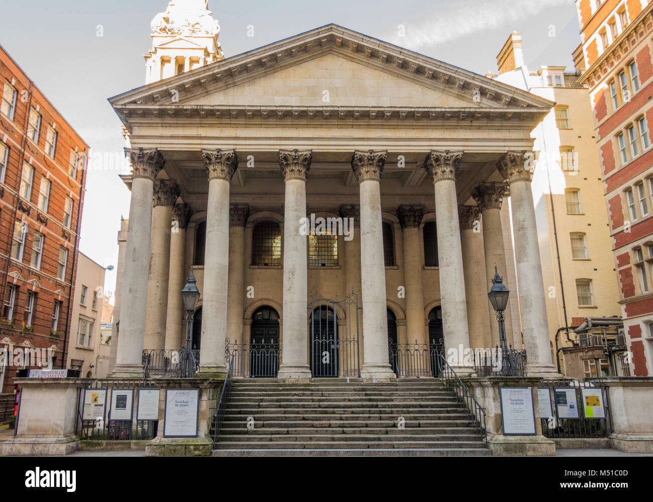 Vorderen Vorhalle des historischen, 18. Jahrhundert, St. George's, die Pfarrkirche von Bloomsbury (christlichen Glaubens), Bloomsbury, London WC1A, England, UK. Stockfoto