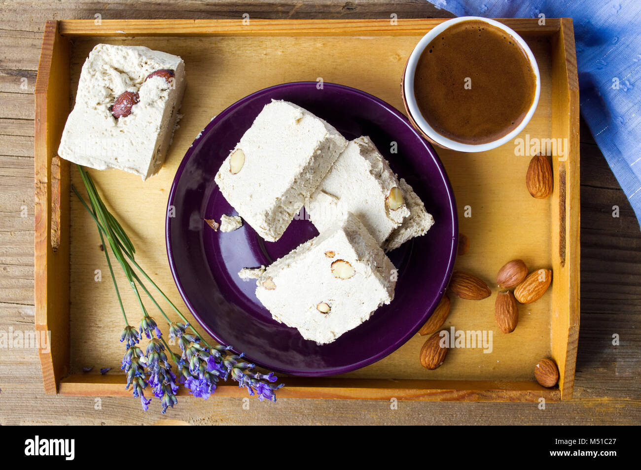 Halva Dessert und türkischer Kaffee auf einem Tablett Stockfoto