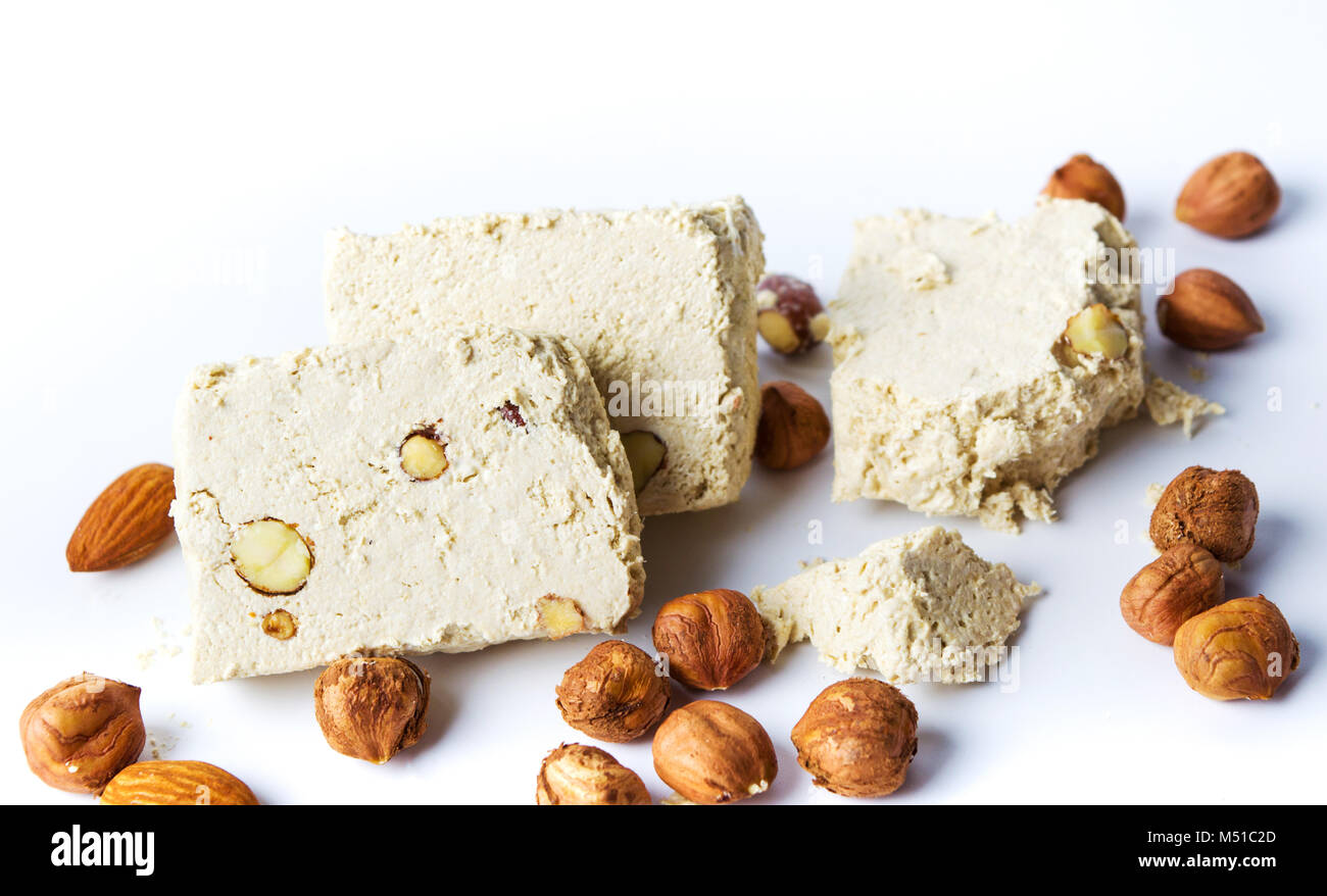 Haselnuss-Halva-Dessert-Scheiben auf weißem Hintergrund Stockfoto