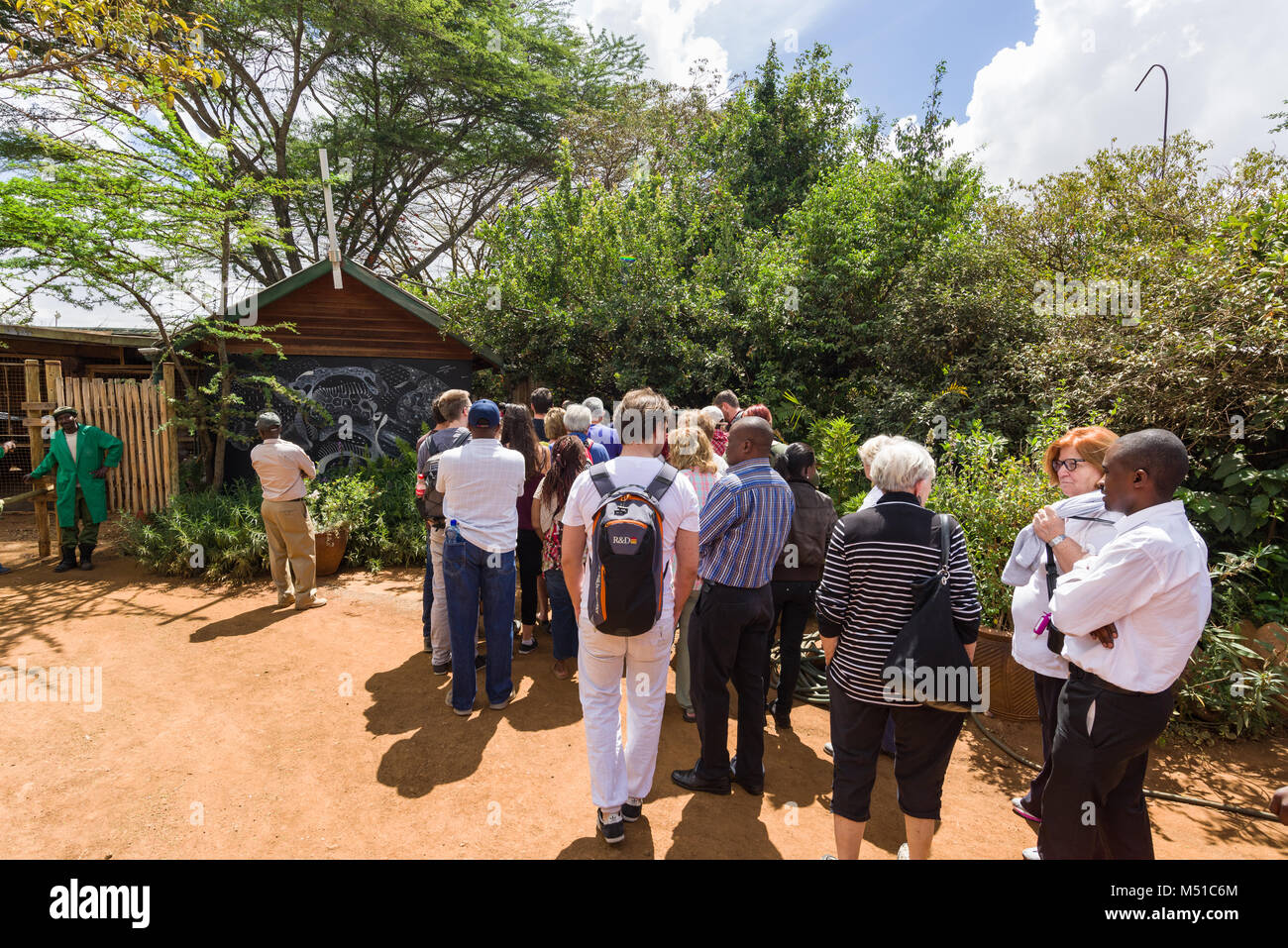 Touristen in der Warteschlange der David Sheldrick Wildlife Trust Elefanten Waisenhaus in Nairobi, Kenia eingeben Stockfoto